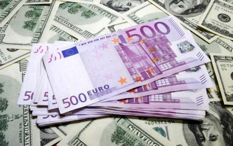 افزایش قیمت دلار و کاهش قیمت یورو در صرافی های بانکی