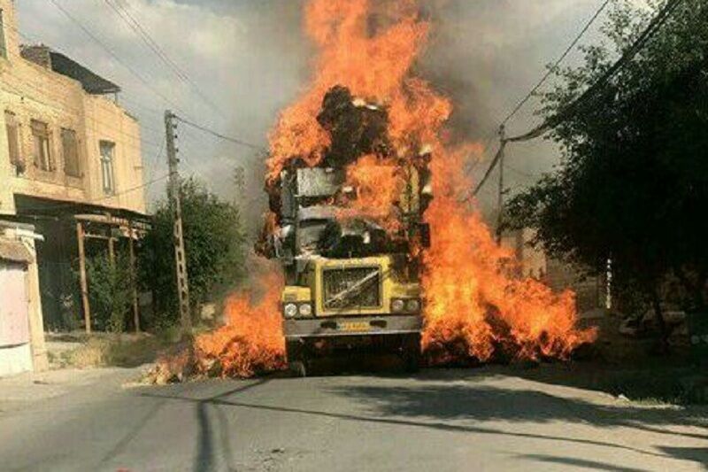 آتش سوزی کامیون با بار علوفه خشک