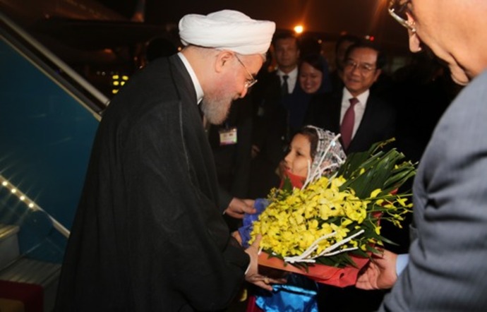 ورود روحانی به فرودگاه هانوی - ویتنام +تصاویر