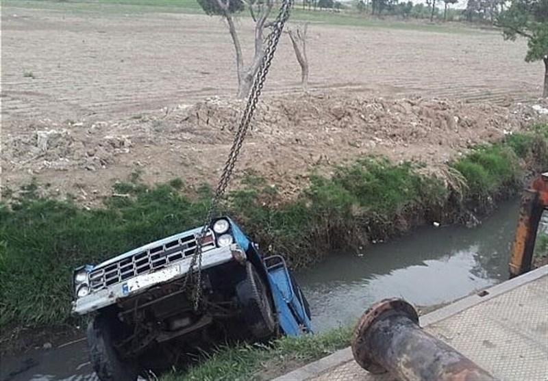  سقوط نیسان‌وانت به همراه راننده داخل کانال آب +تصاویر
