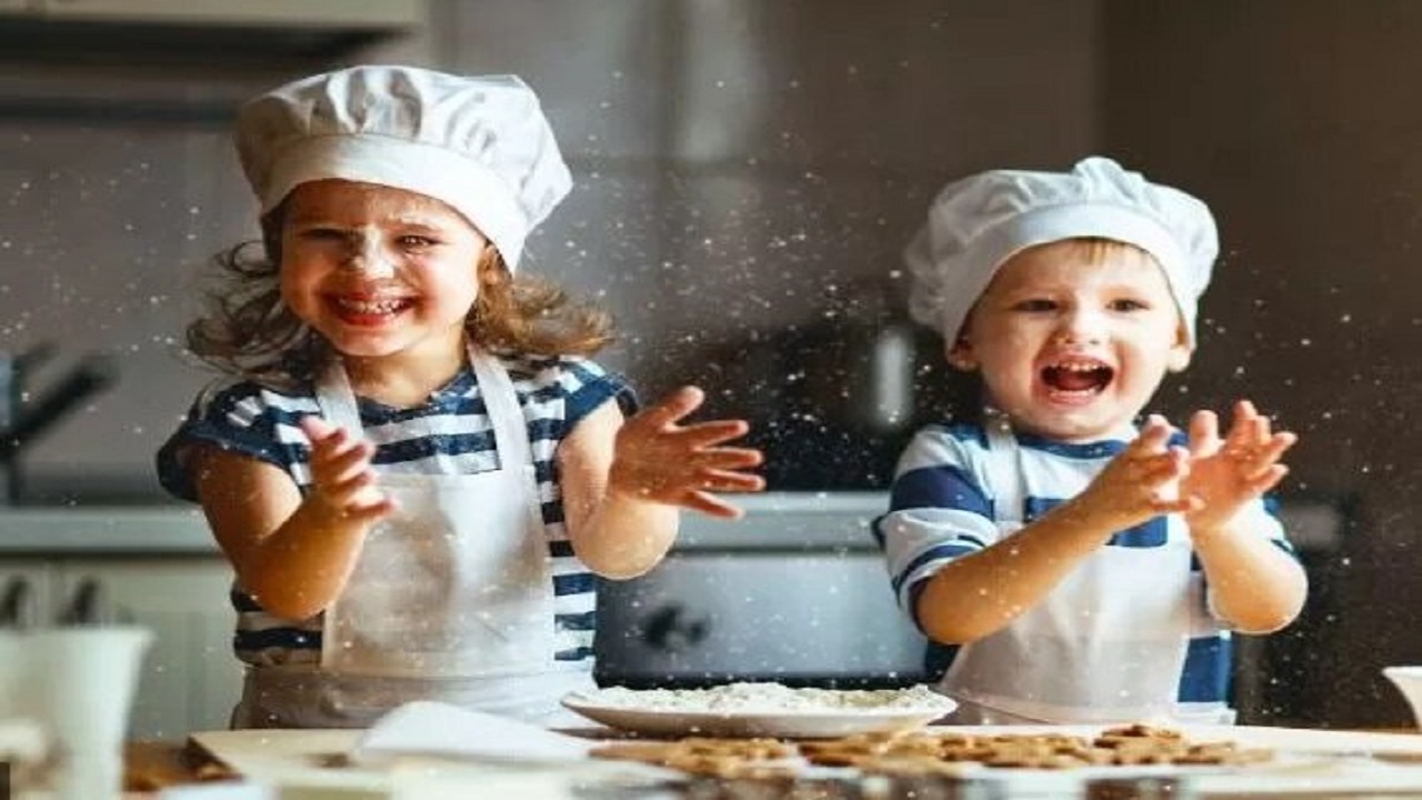 از بچه هایتان در آشپزی کمک بگیرید!