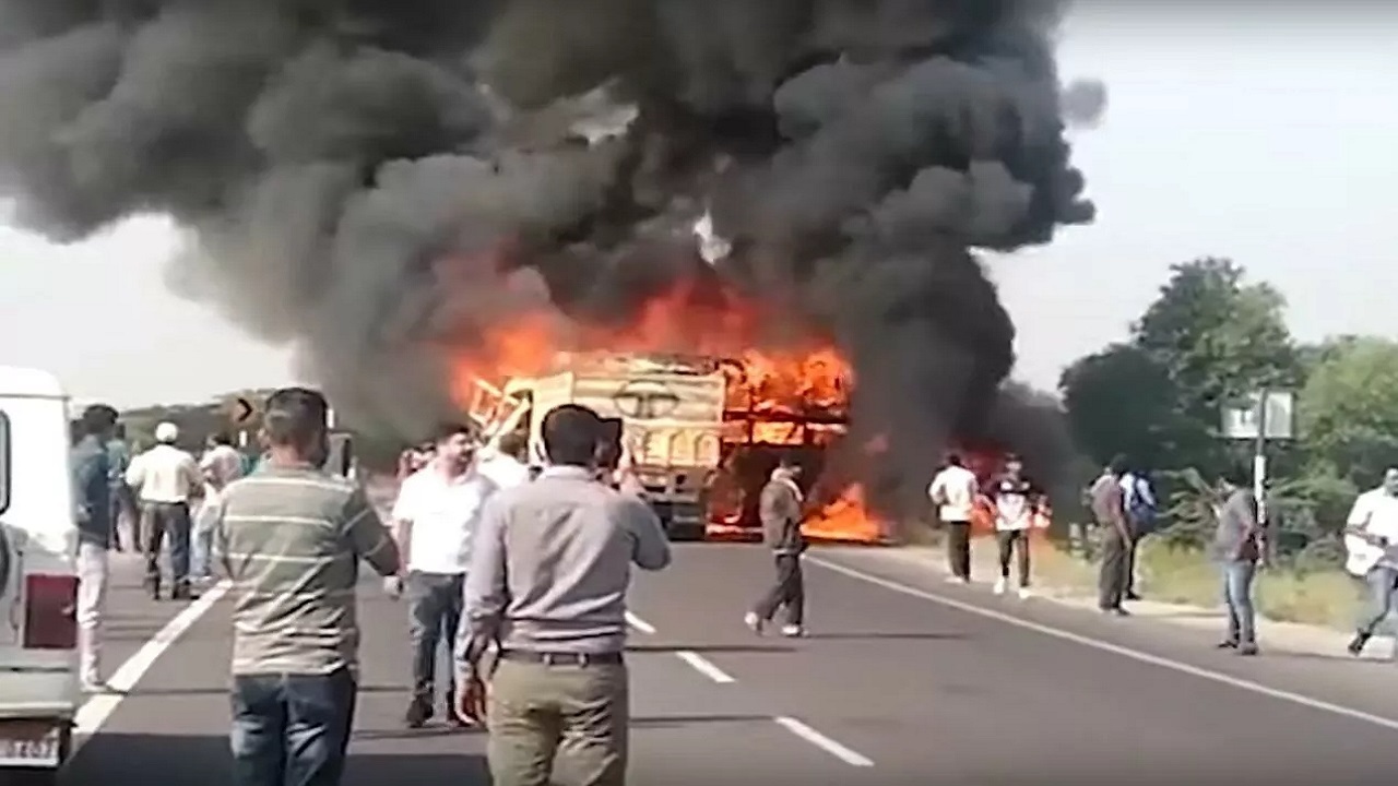 برخورد اتوبوس با کامیون در هند ۱۲کشته بر جای گذاشت + فیلم