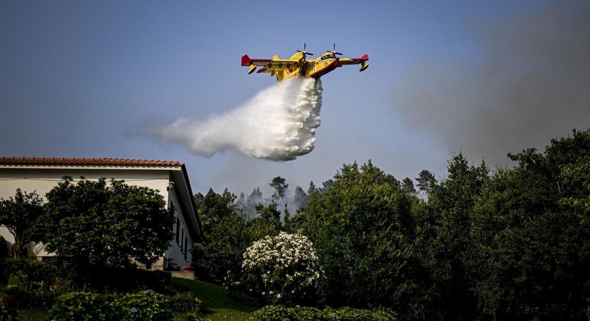 پرواز تانکر هوایی غول پیکر برای خاموش کردن آتش سوزی + فیلم