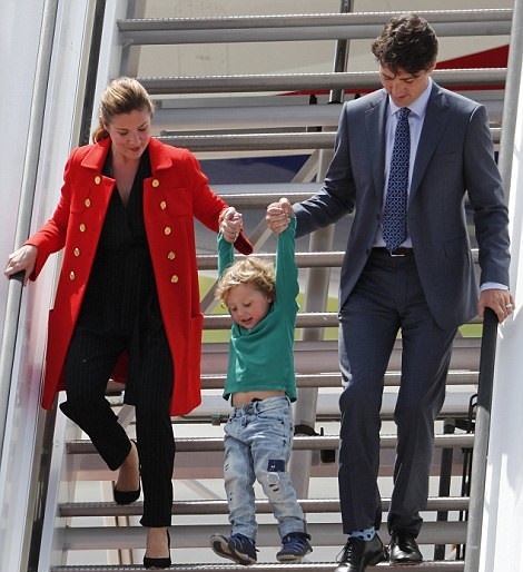 پیاده کردن فرزند از هواپیما به سبک نخست‌وزیر کانادا +عکس