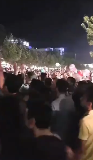 حضور هواداران‌ روحانی در خیابان احمدآباد مشهد +فیلم
