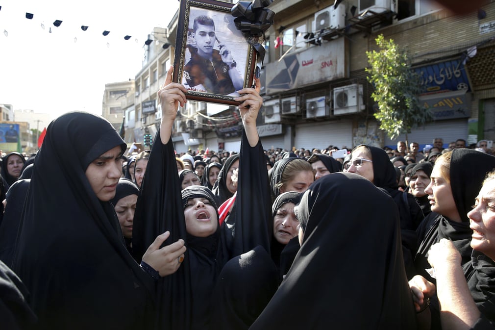 عکس منتخب گاردین از مراسم تشییع شهدای حادثه تروریستی اهواز