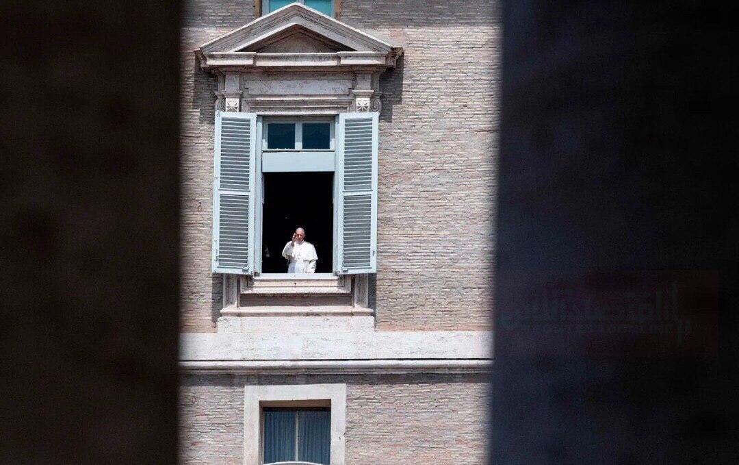 سلامِ پاپ فرانسیس از پنجره کاخ آپوستولیک به خیابان‌های خالی +عکس