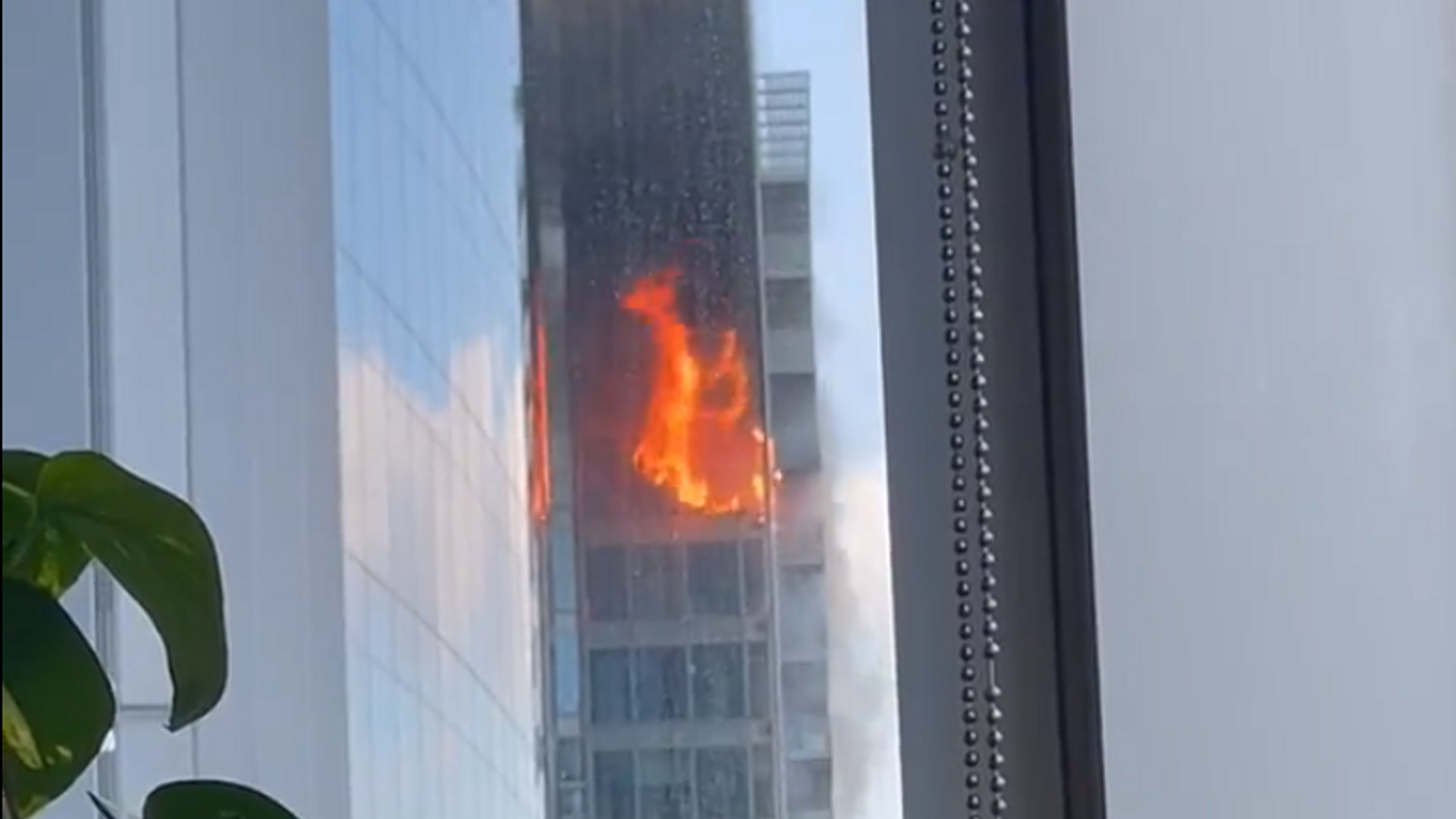 آتش سوزی در یک ساختمان بلند در شرق لندن + فیلم
