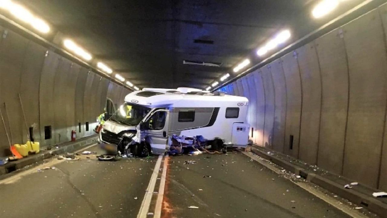 فاجعه در تونل؛ اتاقک کامیون حادثه ساز شد!