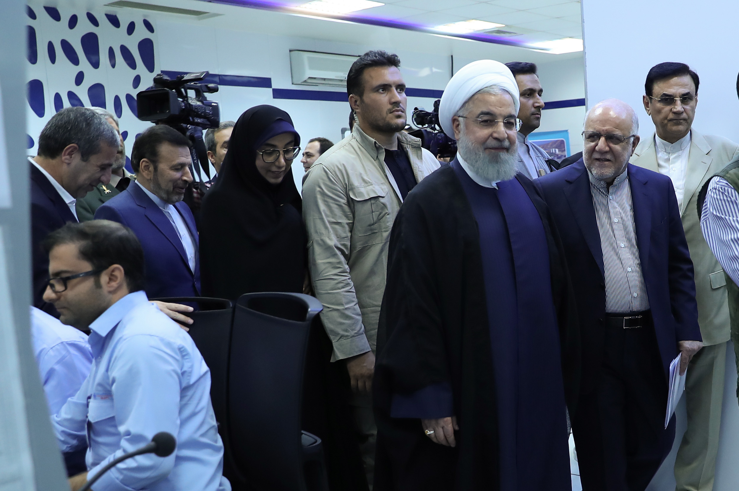 روحانی: تلاشگران صنعت نفت امروز گام بلندی در مسیر عزت ایران، تولید و اشتغال برداشتند/ دشمنان قادر به توقف ملت ایران در مسیر پیشرفت نیستند 