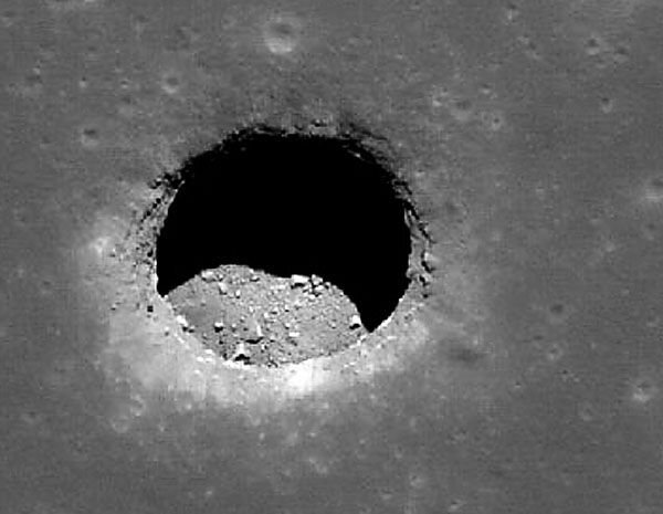 رصد غارهای مرموز در سطح ماه +عکس