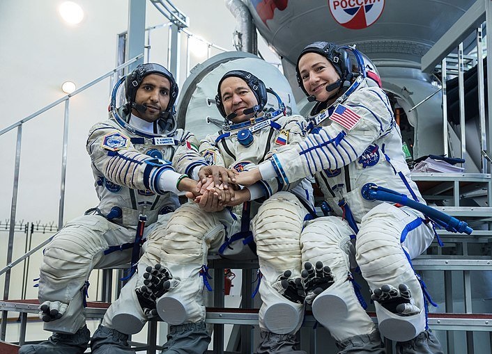 فضانورد اماراتی با لباس عربی در فضا +عکس