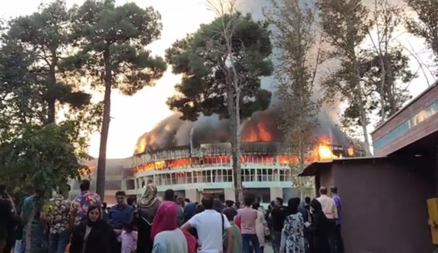 نمای نزدیک از آتش سوزی مهیب در پارک ارم + فیلم
