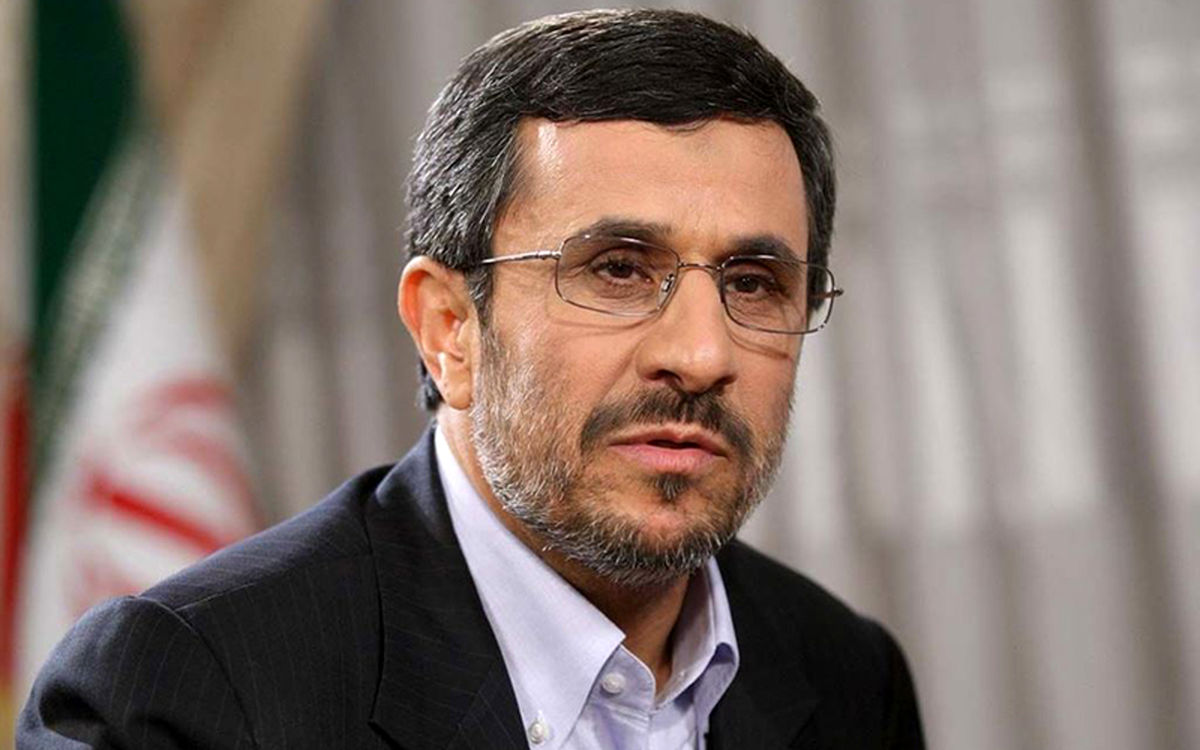 بالا رفتن احمدی‌ نژاد از نرده‌های‌ وزارت کشور + فیلم