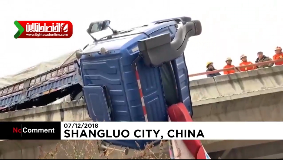 نجات راننده معلق میان زمین و هوا در چین +فیلم
