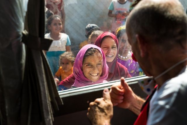 لبخند کودکان جنگ به دلقک در عکس روز نشنال جئوگرافیک