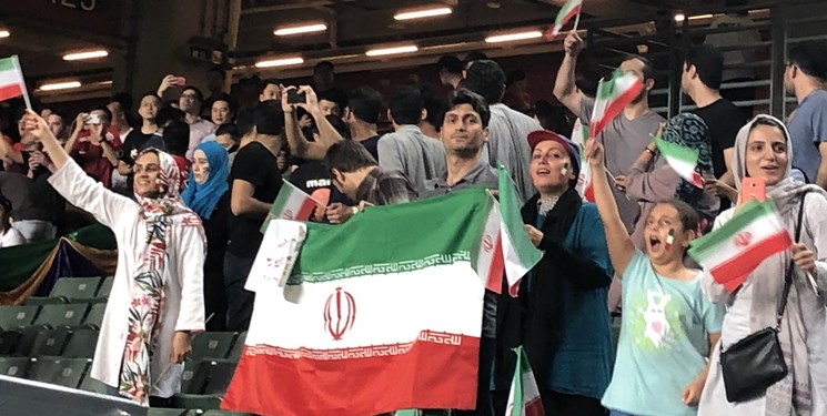 حضور هواداران اندک ایرانی در ورزشگاه هنگ کنگ +عکس