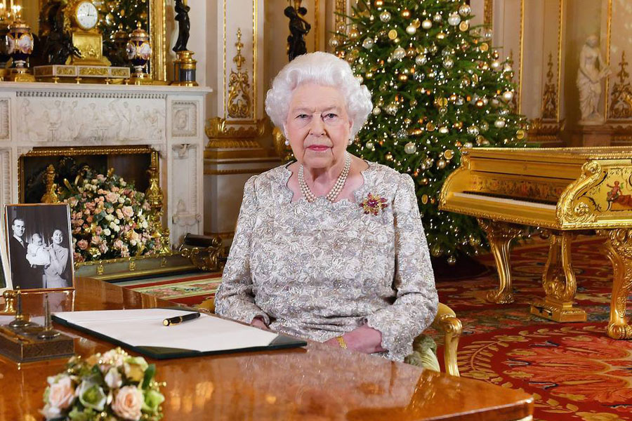 ملکه انگلیس در حال خواندن پیام کریسمس +عکس