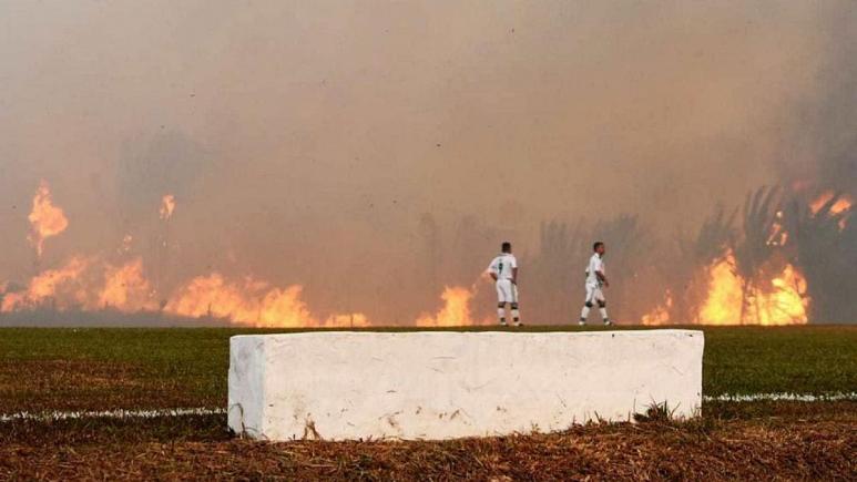 آتش‌سوزی جنگل‌های آمازون بازی فوتبال را متوقف کرد +فیلم