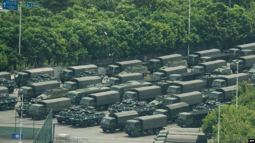 رژه نیروهای نظامی چینی در مرز هنگ کنگ +فیلم