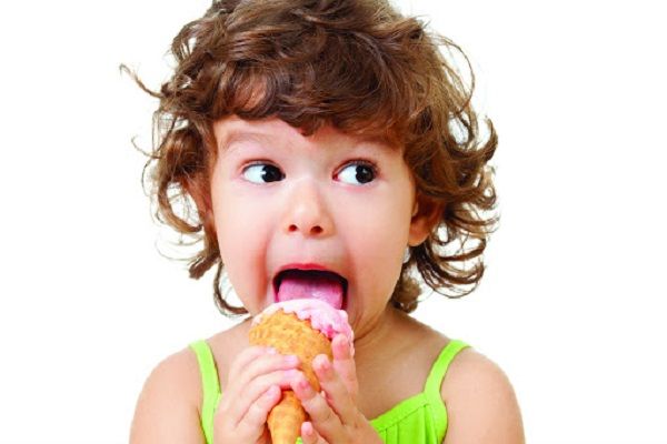 از چه سنی میتوان به کودک بستنی داد ؟ + عوارض