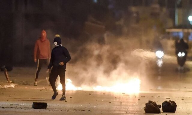 پلیس تونس بسوی تظاهرکنندگان گاز اشک آور شلیک کرد