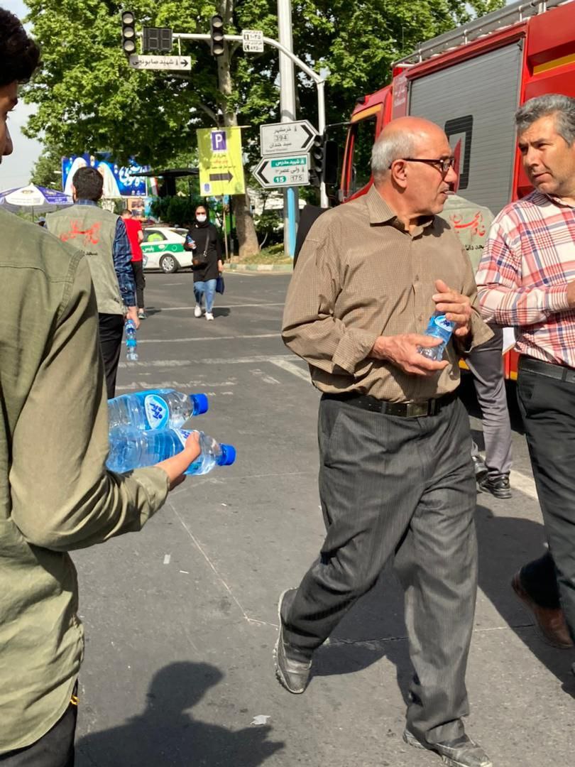 برند زمزم ۱۵۰هزار بطری آب معدنی بین نمازگزاران عید فطر توزیع کرد