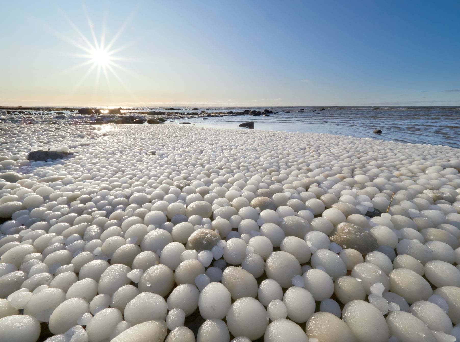 ساحلی مملو از تخم‌‌های یخی مرموز +عکس