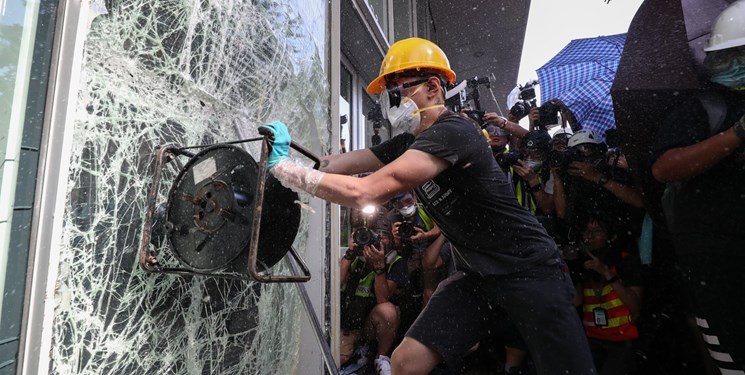 حمله معترضان در هنگ‌کنگ به ساختمان پارلمان +فیلم