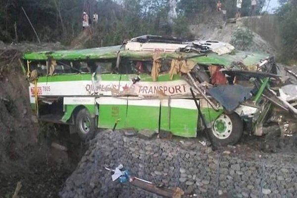 سقوط اتوبوس به دره در اندونزی با ۲۸کشته +عکس