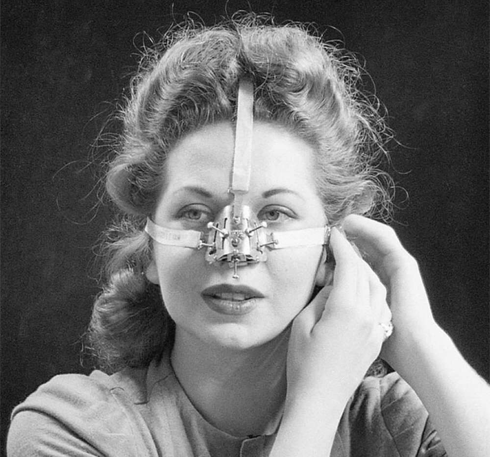 دستگاهی عجیب در دهه ۸۰ برای فرم دهی مناسب به بینی دختران + عکس