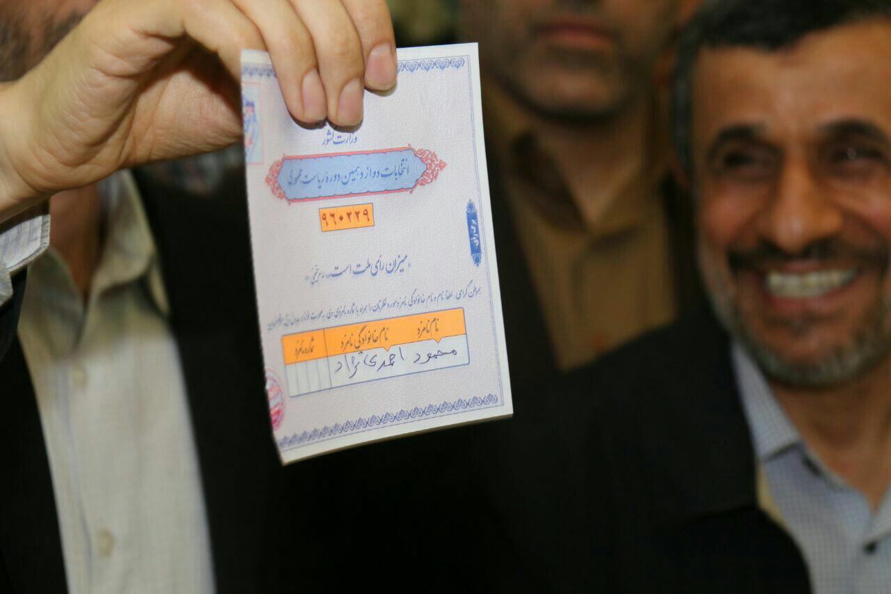 بقایی نام احمدی‌نژاد را در برگه رای نوشت +فیلم