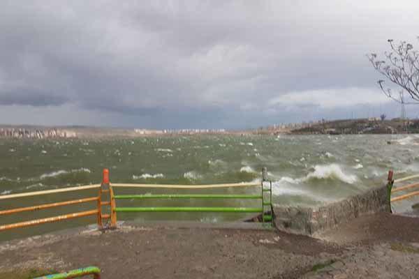 مواج شدن دریاچه «شورابیل» اردبیل در پی وقوع تندباد