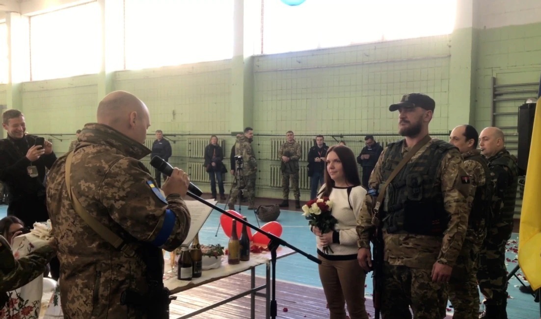جشن عقد دو نظامی اوکراینی در میان همرزمان