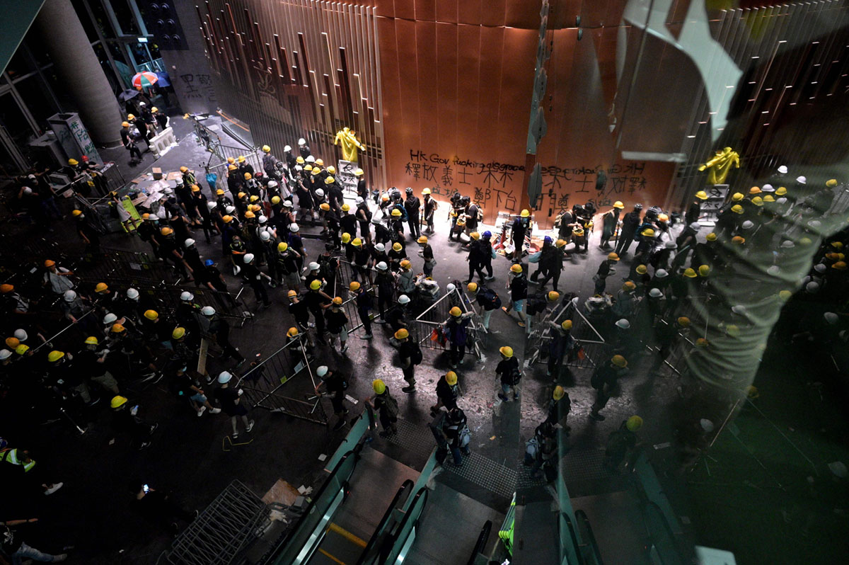 هجوم معترضان هنگ کنگ به ساختمان پارلمان +تصاویر 