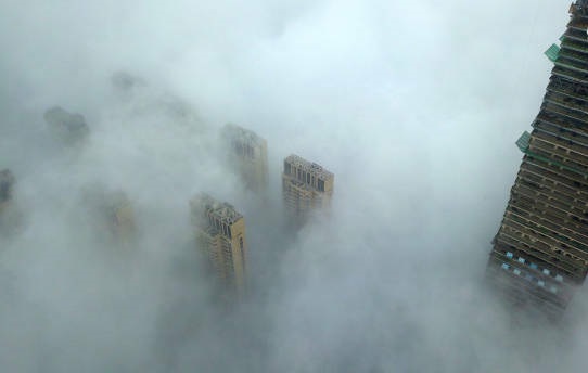 مناظر عجیب رویایی از آسمان خراش هایی که در هوای مه آلود گم شدند + فیلم