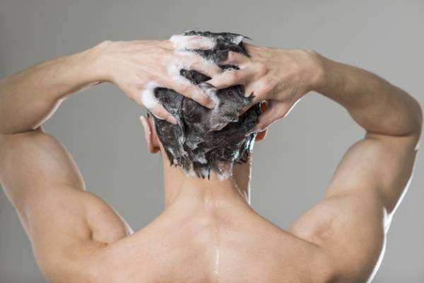 طریقه صحیح شستن موها در حمام و پرهیز از اشتباهات