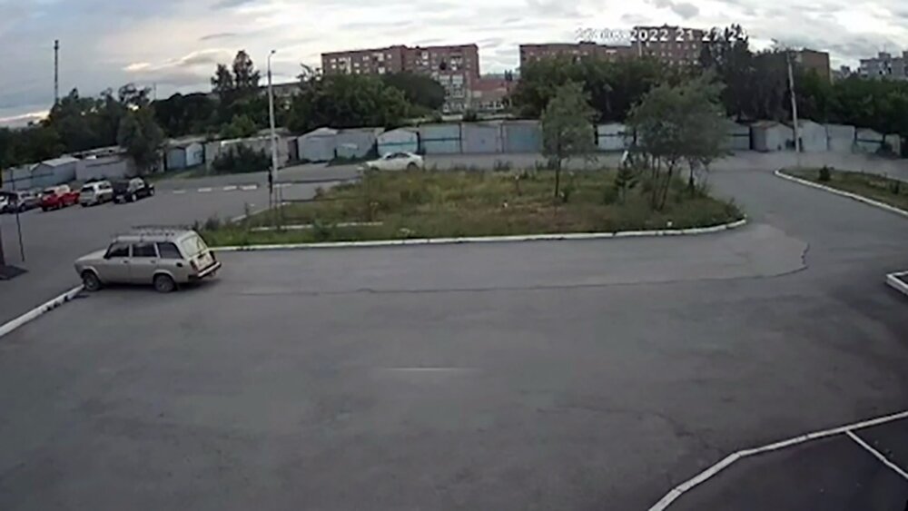 لحظه دردناک رد شدن یک خودرو در حال پارک، از روی ۲ عابر + فیلم
