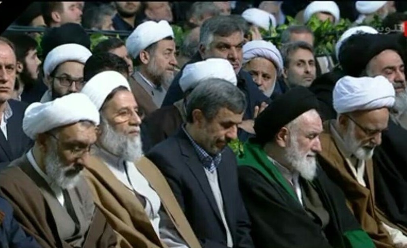 احمدی نژاد در اقامه نماز بر پیکر آیت‌الله شاهرودی +عکس