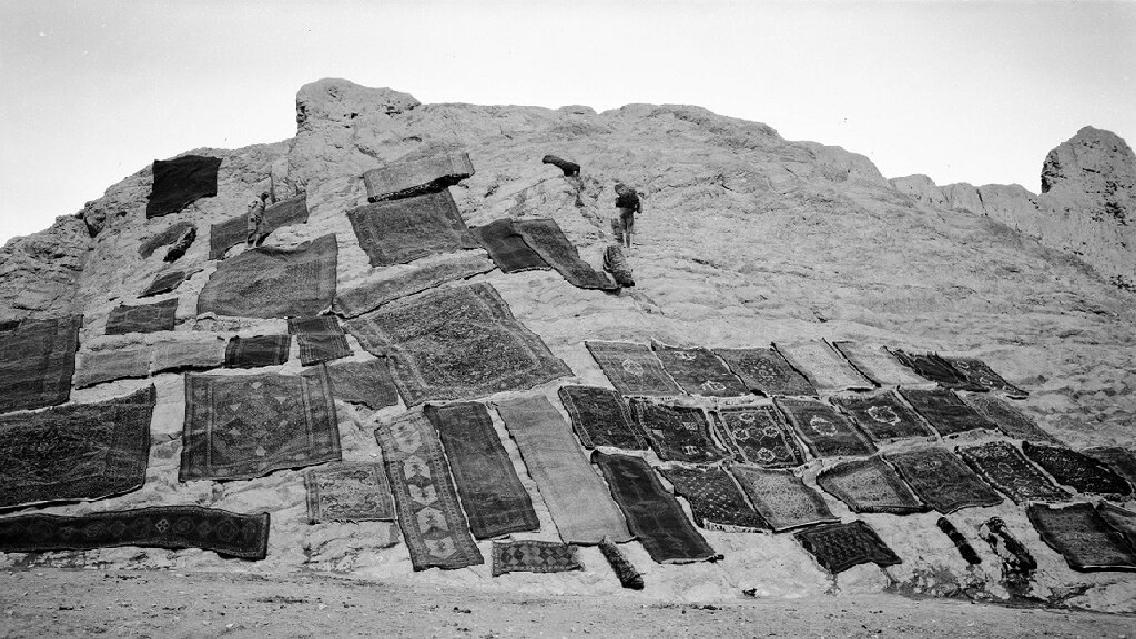 حکایت شستن قالی در چشمه‌ هزار ساله