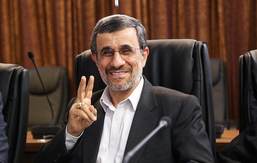 ژست همیشگی احمدی‌نژاد در مقابل دوربین +عکس