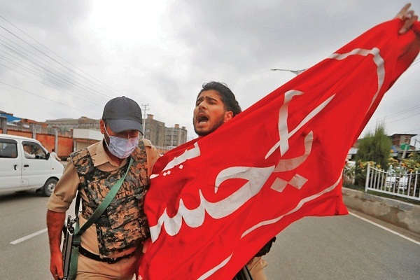 حمله‌ ور شدن پلیس کشمیر به عزاداران حسینی + فیلم