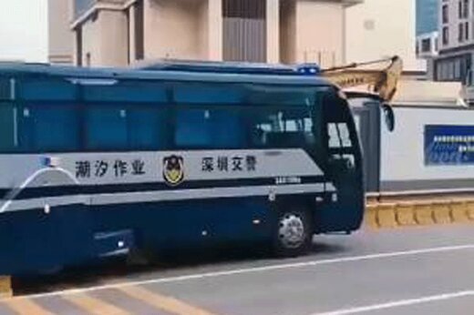  چینش سریع موانع ترافیکی با اتوبوس ویژه + ویدیو