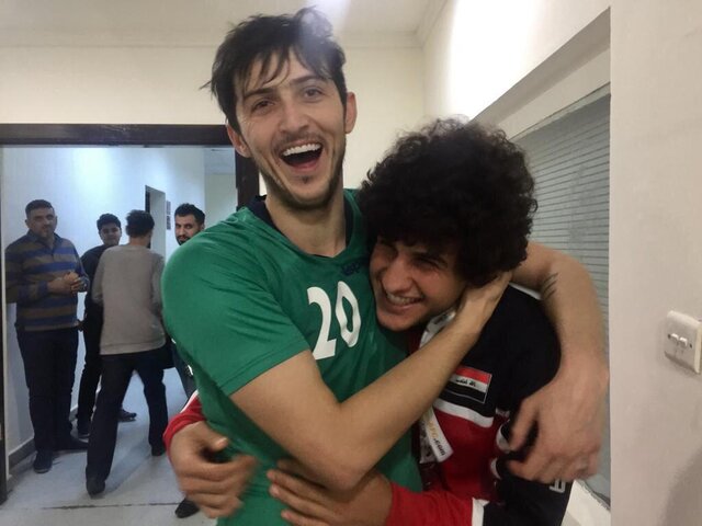 دیدار صمیمی بازیکنان ایران و عراق در آخرین تمرین +تصاویر