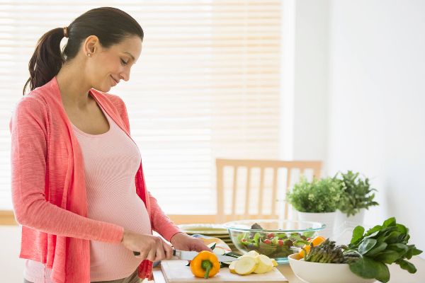 برای وزن گیری جنین در دوران بارداری چه بخوریم؟