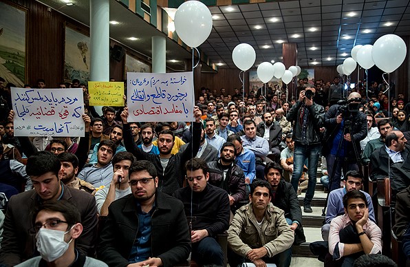 اعتراض برخی از دانشجویان به روحانی و ترک جلسه در دانشگاه تهران