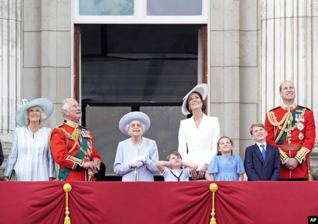 غش کردن سربازان در مراسم جشن ۷۰ سالگی سلطنت ملکه انگلیس + فیلم