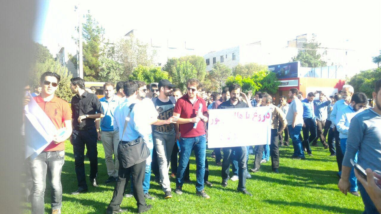 اعتراض جوانان قزوینی به حضور احمدی‌نژاد+ تصاویر