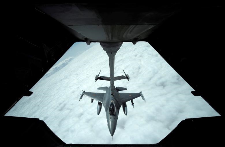سوخت‌گیری هواپیمای جنگنده آمریکایی در آسمان سوریه +عکس
