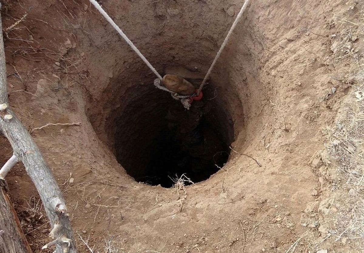 نجات پدر و نوزاد از چاه ۵ متری